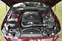 2リッターガソリンエンジンには200ps版と240ps版の2種類が用意される（エンジン形式はどちらも204PT）。試乗した「XE 2.5ポートフォリオ」に搭載されるのは後者。車名は実排気量を示しているわけでない。