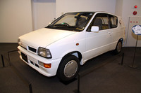 グラスルーフを備えた世にも珍しい4ナンバーの商用車登録のスペシャルティカーである3代目「セルボ」（1988年）。エンジンは、547cc水冷4ストローク3気筒SOHC12バルブ（40ps）で、FFのほか4WDも設定されていた。