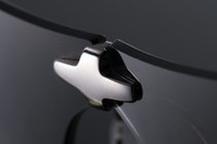 極薄（0.03mm）のフィルターを2枚のレンズで挟み込むことで、雑多な光を遮断する偏光レンズ。レンズを製造する株式会社タレックスの田村社長いわく「手を抜くとダメ、量産を目指すとダメ」とのことで、人の手による全数品質チェック（！）など、驚くべき工程・工数を経て一枚一枚のレンズは生み出されている。