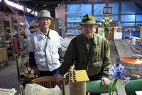 ひどく冷たい雨が降る中、「お遍路さんどうぞ」という看板につられて入った今治市菊間で。ここは瓦作りで有名な町だが、その中でお爺じいさん二人が陶芸教室を開いて教えていた。手前に置かれたものは、お遍路に差し上げる小さな陶製のカエル。「無事にカエル」ように作っているという。暖かい火を前にいただいたコーヒーは本当に身も心も温めてくれた。