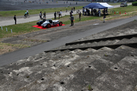 グランドスタンド跡。上質のコンクリートが使われていたのか、80年を経た今も風化はほとんど見られない。除幕式に先立ち、堆積していた泥と雑草を取り除くのが大変だったという。