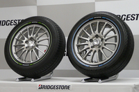 「ブリヂストン・エコピアEP001Sカラーサイド」（左）と「エコピアEV-01カラーサイド」（右）