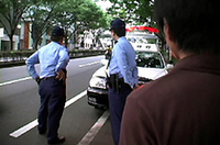 
	警察官にインタビューを試みる『webCG』アオキコンテンツエディター
	 