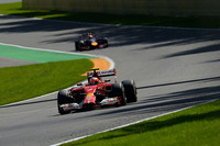 ベルギーで現役最多4勝を誇るフェラーリのキミ・ライコネン（前）が今季最高の4位フィニッシュ。一時は3位表彰台も見えていたが、同じフィンランドの若手ボッタスがその座を奪った。（Photo=Ferrari）
    