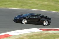 前後重量配分は43:57。