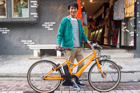 目黒川沿いのおしゃれな古着屋と筆者……ではなく、撮影用にスタンバイしていたモデルさん。