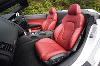 本革の電動スポーツシートには、シートヒーターやランバーサポート機構が備わる。