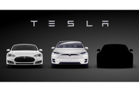 写真左から、「テスラ・モデルS」「モデルX」「モデル3」。