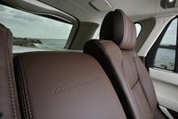 後席背もたれのリクライニング角度は最大17度（標準型は9度）。