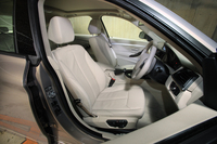 試乗車は「モダン」ライン。クロスとレザーの混成シートが標準だが、試乗車にはオプションのレザーシート（19万9000円）が装着されていた。