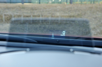 今回の改良で新たに装備された「アクティブ・ドライビング・ディスプレイ」。表示の高さは「マツダコネクト」の設定画面で調整できる。