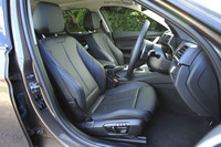 ブラックのダコタレザーで仕立てられた、テスト車「BMW 320dツーリング スポーツ」のシート。29万2000円のオプション。
    