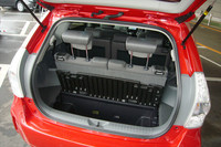 7人乗り仕様車の荷室。3列目シート使用時の荷室容量は200リッターで、さらに床下に60リッターの予備スペースも確保される。