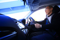 「アクティブレーンキープ」は、カメラによって走行車線の両側の区画線を認識し、車線からはみ出しそうになるとハンドル操作をアシストすることで車線逸脱を抑制する機能。65km/h以上の車速域で作動する。