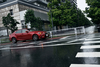 「IS」のボディーカラーは全10色。この内、“Fスポーツ”では、専用色の「ホワイトノーヴァガラスフレーク」「エクシードブルーメタリック」を含む8色の中から色を選ぶことができる。
    