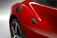 特別装備は、カーボン製フューエルフィラーフラップ、カーボンルックドアハンドル、カーボン製サイドスカート、鍛造ダイヤモンドポリッシュホイールチタンボルトのセット、赤色ホイールキャップ、カーボンファイバーリヤモールディング、フェラーリロゴ、ブレーキキャリパーロッソ、カーボンファイバードライバーゾーン、レブカウンターイエロー、ダイヤモンドスタイルシート、ドアパネル中央ダイヤモンドスタイル、パイピングロッソ、ステッチロッソ、iPodコネクションの15アイテム。