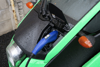 充電口は車体前部にある。コードは別体。100V／200Vの普通充電のみで、日本の急速充電規格である「CHAdeMO（チャデモ）」には対応していない。