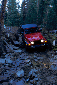 1インチサイズアップされたタイヤは、13mm高い車高を実現。4：1のローレンジトランスファーにより、写真のような急斜面を下る際も低速を保てる。
    
    