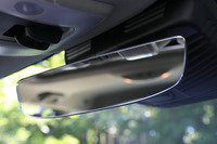 ルームミラーはフレームレスタイプ。鏡面を広くすることで、視認性の向上が図られている。