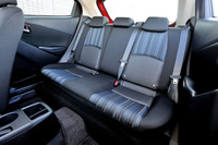 モータースポーツ向けとはいってもリアシートは用意されており、乗車定員も他の「デミオ」と同じように5人となる。リア中央席のヘッドレストも用意されている。