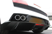 リアまわりで目を引く、4本出しのマフラーエンドとディフューザー。燃費の性能値は、欧州仕様車の市街地・郊外複合サイクルで7.52km/リッターと示される。ちなみに、市街地のみでは4.97km/リッターで、高速のみだと10.87km/リッター。