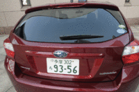 スペアタイヤを廃し、高さを稼いだという「インプレッサスポーツ」の荷室。リアシートを倒して容量を拡大できる。
	（写真をクリックすると、シートの倒れるさまが見られます）