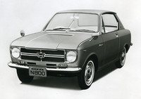 5年秋の第12回東京モーターショーに参考出品された「N800」。ライトバンの「L700」をベースに、お世辞にもスタイリッシュとは言いがたい2ドアハードトップボディをまとったモデルだが、市販には至らなかった。