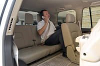 大人にはちょっと狭い、3列目シートの居住空間。なお、リポーターの身長は180cm。