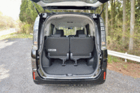 3列目シートは左右に跳ね上がる方式。さらに2列目を前方にスライドさせることにより、荷室を拡大することができる。（クリックすると荷室のバリエーションが見られます）