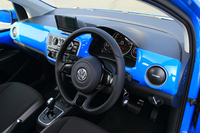 インパネの意匠はいたってシンプル。上級グレードの「high up!」では、ステアリングホイールやハンドブレーキグリップにレザーが用いられる。
    