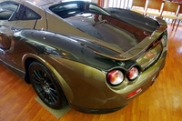 前後フェンダーの上からカーボンパネルを貼り付け。リアは下地より約50mm膨らんだ形状で、力感を強調する。