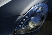 「コンペティツィオーネ」ではアダプティブ機能付きバイキセノンヘッドライトが標準装備となる。