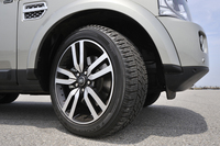 アルミホイールは、写真の20インチ（オプション）と19インチの2種類が用意される。
    