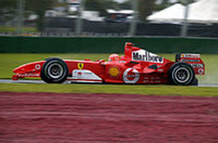 ミハエル・シューマッハー（写真）は、予選1回目の雨に翻弄されたドライバーのひとり。大幅に遅れたタイムだったため、エンジンを交換し、後ろから2列目という後方からスタート。レースではニック・ハイドフェルドとの接触でリタイアした。王者の速さに陰り？いや、そう言い切るには、シーズンはまだ若すぎる。チームメイトのルーベンス・バリケロは、ミハエル同様、昨年型マシンの改良版で、9番グリッドから2位に入っている。（写真＝フェラーリ）