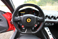 ウインカーやヘッドランプ、ワイパーの操作は、ステアリングホイール上のボタンで行う。正面左下にはエンジン始動ボタンが、右下には走行モードの選択ダイヤルがそれぞれ置かれる。