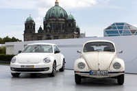 新型の開発においてデザイン上のターゲットとされた、初代「ビートル」（写真右）と。