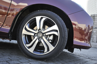 タイヤサイズは185/55R16。ブレーキ形式は前がベンチレーテッドディスクで、後ろがリーディングトレーリングドラム。