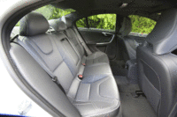 後席は3人掛け。ドライバーの後方視界確保のために、ヘッドレストを折りたたむこともできる。（写真をクリックするとシートアレンジが見られます）