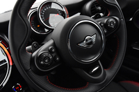 「MINIジョンクーパーワークス」専用仕立ての、レッドステッチ入りステアリングホイール。
    