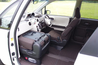 助手席は、ご覧のように機能的なテーブルとしても利用できる。写真は、前席がセパレートタイプのモデル。前後方向のウォークスルーが可能である。