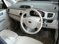 いわゆる軽自動車な親しみやすさを狙った「ステラ」のインテリアは、明るい色づかい。コンポーネントの多くは、R1、R2と共用している。