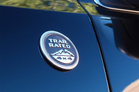 「ジープ・ラングラー」とおそろいの“TRAIL RATED”エンブレム。悪路走破性に対するプライドの証し。