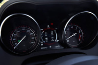 メーターはアナログ式の2眼タイプ。中央には燃費や平均車速など、さまざまな情報を表示するマルチインフォメーションディスプレイが備わる。