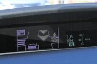 このとき「プリウス」のインパネには、路車間通信を用いた「右折時衝突防止支援システム」よって直進車両と横断歩行者の存在が表示されており、同時に音声でも注意が促されている。