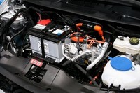 ドライブトレインは通常のエンジンルームに、バッテリーは床下にそれぞれきっちり収まるおかげで、室内に空間的な犠牲が出ていない。
