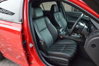 シート地はレザーが標準。インテリアカラーはブラックに限定される。