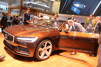 ボルボのコンセプトモデル「コンセプト エステート」。今回ショーで「カー・オブ・ザ・ショー」を受賞した。テレビクルーがタッチスクリーンにかぶりつく、かぶりつく。