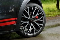 テスト車はオプションの19インチアルミホイールを装着していた。標準のサイズは、ひとまわり小さな18インチ。
    