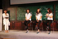 アイスホッケー女子日本代表「スマイルジャパン」の、右から、GK小西あかね、DF鈴木世奈、FW久保英恵の3選手。オリンピック最終予選を前に、意気込みを語った。