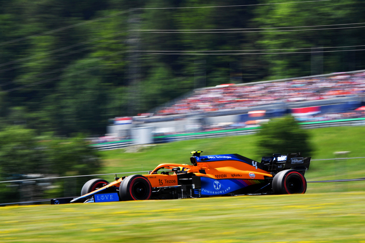 若手の台頭が目立ったオーストリアGP。なかでもマクラーレンのノリス（写真）は、予選でポールシッターのフェルスタッペンに0.048秒まで肉薄する自身最高2位を獲得し周囲を驚かせた。レースではペレスを押し出したことで5秒加算ペナルティーを受け2位から4位に落ちるも、ハミルトンの脱落でキャリアベストタイの3位表彰台。ペナルティーには「ペレスが勝手にコースオフしただけ」と納得しておらず、それでも4度目のポディウムには笑顔を見せていた。もう1人の若手、ウィリアムズのジョージ・ラッセルは、長く低迷していた同チームで初めてQ2を突破、8番グリッドと健闘。レース終盤まで10位を走っていたが、最後に2冠王者フェルナンド・アロンソのアルピーヌに抜かれ11位、惜しくも入賞ならず。（Photo=McLaren）